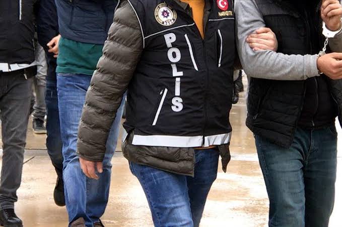 -Uyuşturucu operasyonunda yakalanan 4 kişi tutuklanarak cezaevine gönderildi.